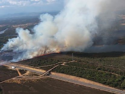 Foto distribuida por la Junta de Castilla y León del incendio en Val de Santa María, en Otero de Bodas (Zamora). En primer plano, la línea de alta velocidad entre Medina del Campo y Ourense.