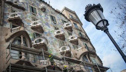 Montaje de andamios en la fachada de la Casa Batlló. 