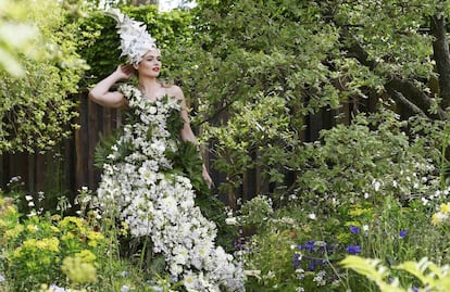 Una modelo posa con un vestido confeccionado en flores en Chelsea.