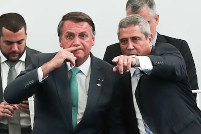 El presidente de Brasil, Jair Bolsonaro, conversa con el ministro de Defensa, general Braga Netto (d), en Río de Janeiro.