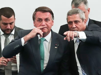 El presidente de Brasil, Jair Bolsonaro, conversa con el ministro de Defensa, general Braga Netto (d), en Río de Janeiro.