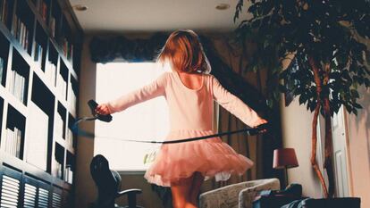 Una niña baila en su casa durante la cuarentena. CALEB WOODS (UNSPLASH)