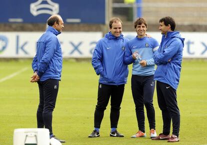 Jagoba Arrasate, segundo por la izquierda, en un entrenamiento de la Real.