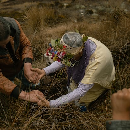 Los rituales de siembra de agua sirven para conectar a las comunidades con los humedales que les surten agua, agradecer a la Madre Tierra y proteger el ecosistema del páramo de la sequía.