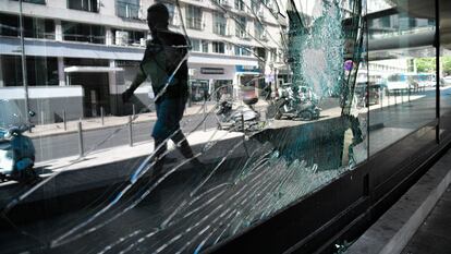 El escaparate de un comercio de Marsella, hecho añicos tras la última jornada de disturbios en Francia, el 2 de julio.