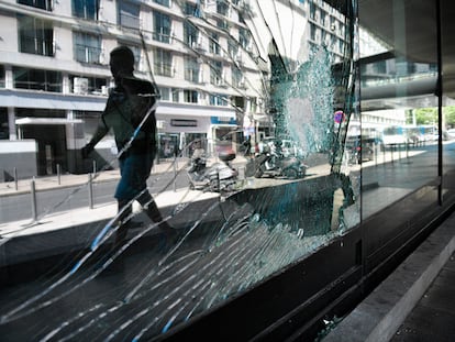 El escaparate de un comercio de Marsella, hecho añicos tras la última jornada de disturbios en Francia, el 2 de julio.