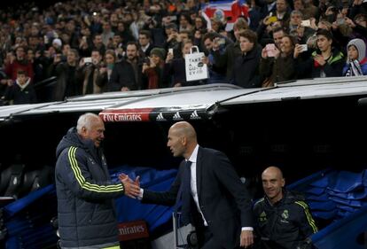 Zidane saluda a Herrerín, delegado del campo del Madrid.