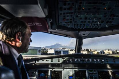 El aeropuerto fue cerrado durante varias horas y este martes abrió solo con la limitación de cuatro aterrizajes a la hora. En la imagen, vista del Monte Etna desde el interior de un avión en Catania.