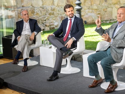 El exministro Rafael Arias Salgado; el presidente del PP, Pablo Casado y el exministro Ignacio Camuñas el pasado 19 de julio.