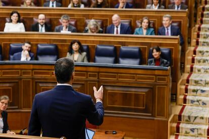 El presidente del Gobierno, Pedro Sánchez, responde a Alberto Núñez Feijóo en la sesión de control al Ejecutivo de este miércoles en el Congreso. 