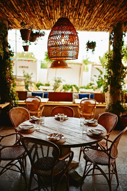 Una de las mesas de la terraza del restaurante de Carles Abellán y Natalia Juan.