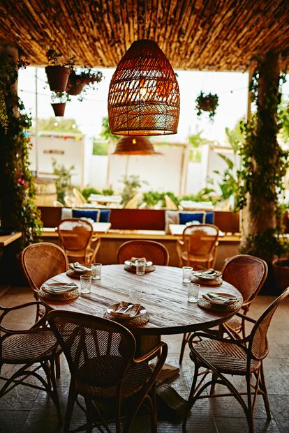 Una de las mesas de la terraza del restaurante de Carles Abellán y Natalia Juan.