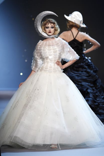 Desfile de la colección de alta costura de otoño 2011. Fue la primera en la historia de Dior en la que no había un director creativo. Dos miembros del equipo de diseño, el jefe (Bill Gaytten, que acababa de ser nombrado director creativo de la marca John Galliano) y la diseñadora principal (Susanna Venegas) salieron tras el desfile a saludar. Las críticas desde entonces no han sido favorables. El equipo, liderado por Gaytten, ha venido asumiendo las labores de dirección creativa hasta el nombramiento del belga Raf Simons, tercer extranjero oficialmente al frente de la casa francesa.