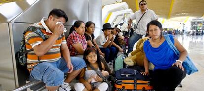 Inmigrantes latinoamericanos antes de partir hacia su país de origen.