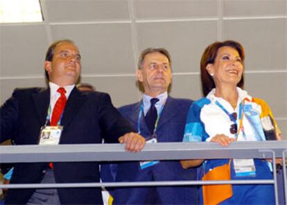 El presidente del COI, Jacques Rogge, ayer junto al primer ministro griego, Kostas Karamanlis, y la presidenta de los Juegos, Gianna Angelopoulos.