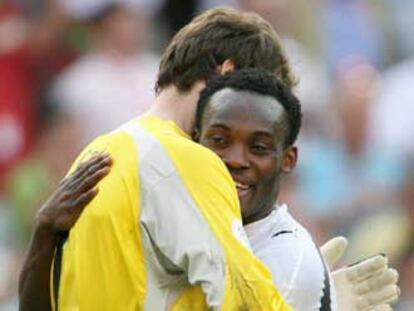 El jugador de la selección de Ghana Michael Essien abraza al portero de la República Checa, Peter Cech.