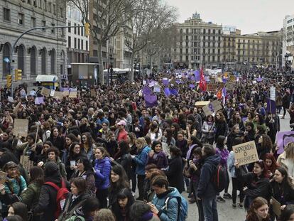 Manifestación de estudiantes durante la huelga feminista de este jueves en plaza Catalunya.