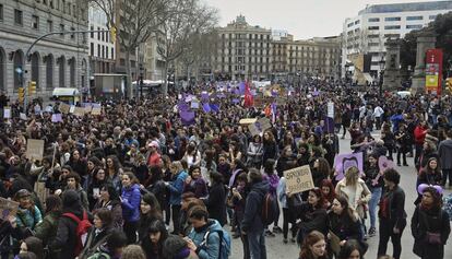 Manifestación de estudiantes durante la huelga feminista de este jueves en plaza Catalunya.