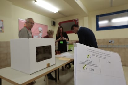 Mesa de votació a les Escoles Pies, a Barcelona.