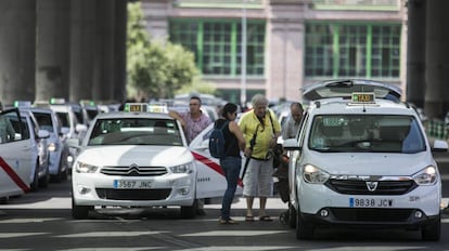 Taxis recogiendo a pasajeros en la estación de Atocha.