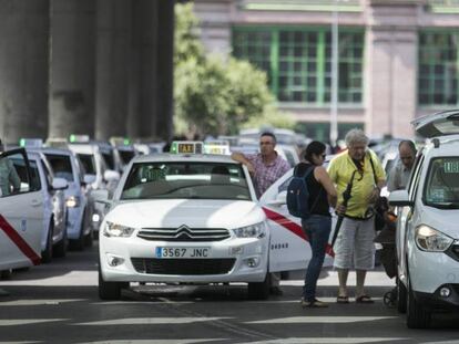 Taxis recogiendo a pasajeros en la estación de Atocha. 