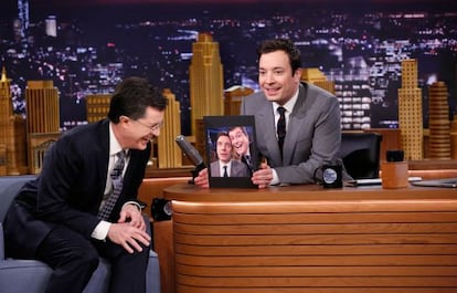 Stephen Colbert y Jimmy Fallon, en el programa presentado por el segundo.