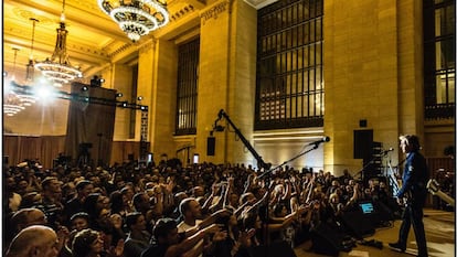 Foto do show na Grand Central Station publicada na conta oficial do Facebook de Paul McCartney.