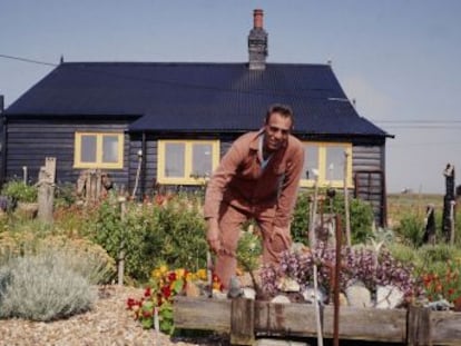 Es el pequeño paraíso artístico que el cineasta Derek Jarman plantó en Prospect Cottage, la casita victoriana de pescadores a la que se retiró. Tras la muerte de su viudo en 2018, la propiedad corre el riesgo de venderse a manos privadas.