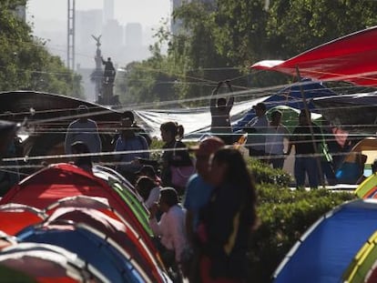 Maestros acampanan en la avenida Reforma (Ciudad de M&eacute;xico) el lunes.