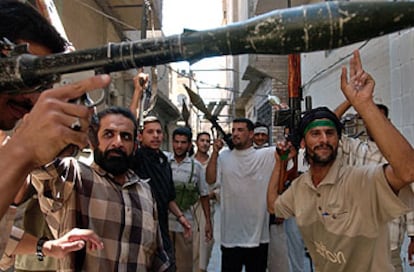 Soldados del Ejército del Mahdi, leales al clérigo chií Múqtada al Sáder, muestran sus armas en la ciudad santa de Nayaf.