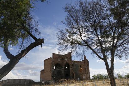 Ruinas de la iglesia de San Pedro situada en el parque de Polvoranca de Leganés, Madrid.