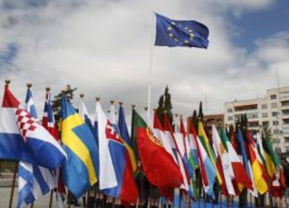 Izado de la Bandera de Europa en la Glorieta de San Vicente, en Madrid, con motivo de la celebración hoy del Día de Europa. EFE/Archivo