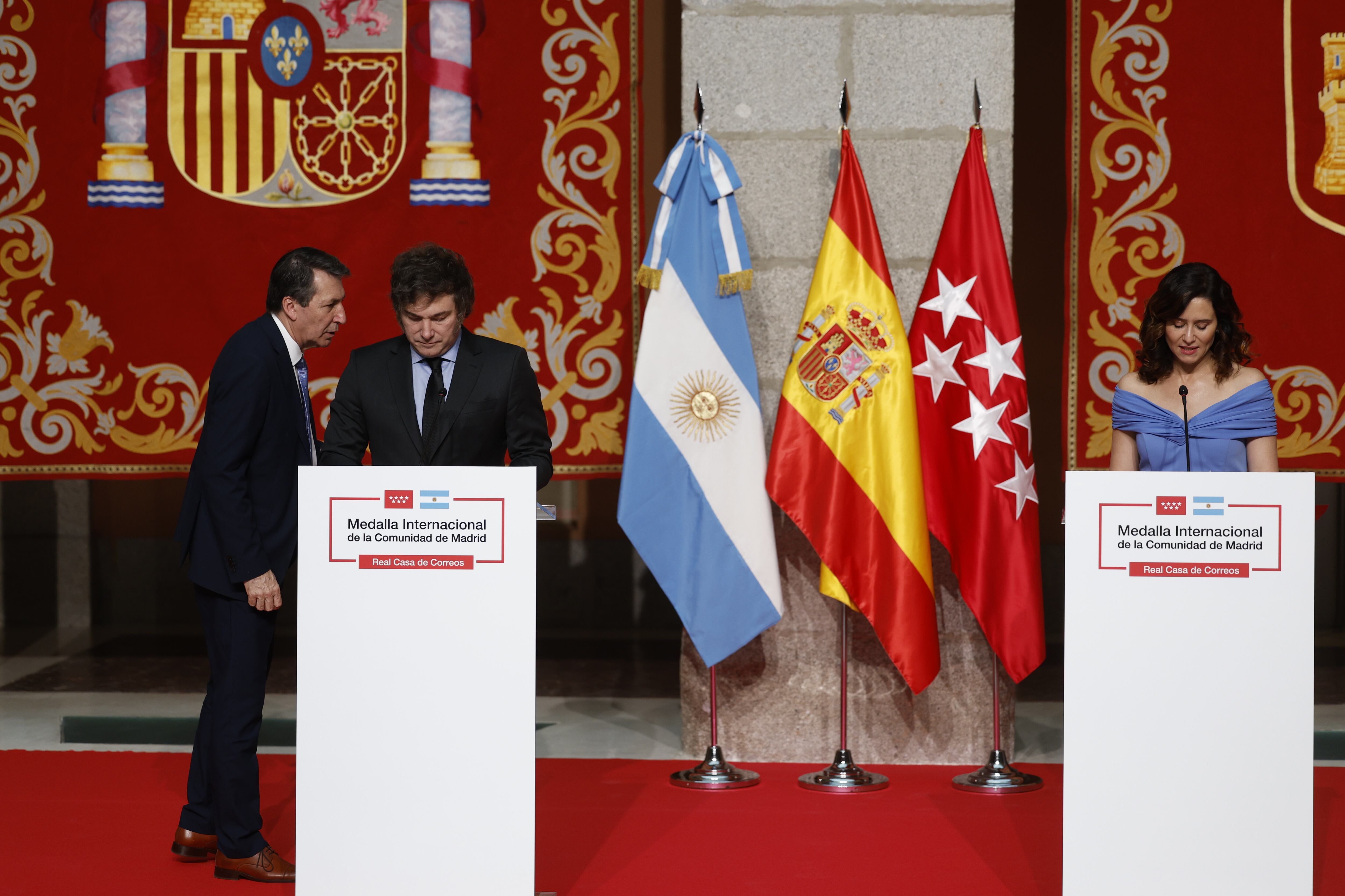 La presidenta de la Comunidad de Madrid, Isabel Díaz Ayuso, entrega la medalla internacional de la Comunidad de Madrid al presidente de Argentina, Javier Milei, este viernes en la sede del Gobierno regional.