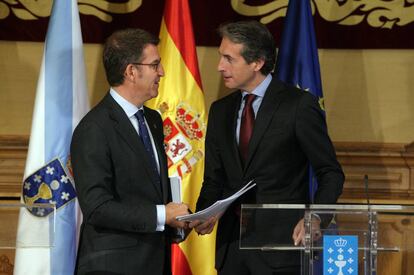 Feijóo y De la Serna, durante una visita del ministro a Santiago.