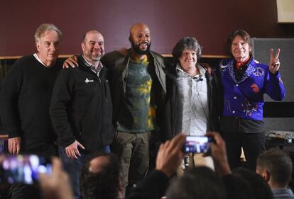 Alan Zweibel, Andy Bernstein, Common, Michael Lang y John Fogerty en el anuncio del cartel del 50 aniversario de Woodstock. 