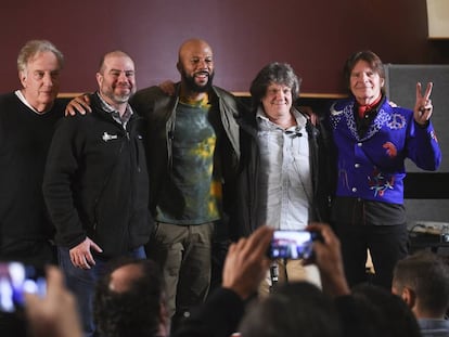 Alan Zweibel, Andy Bernstein, Common, Michael Lang y John Fogerty en el anuncio del cartel del 50 aniversario de Woodstock. 