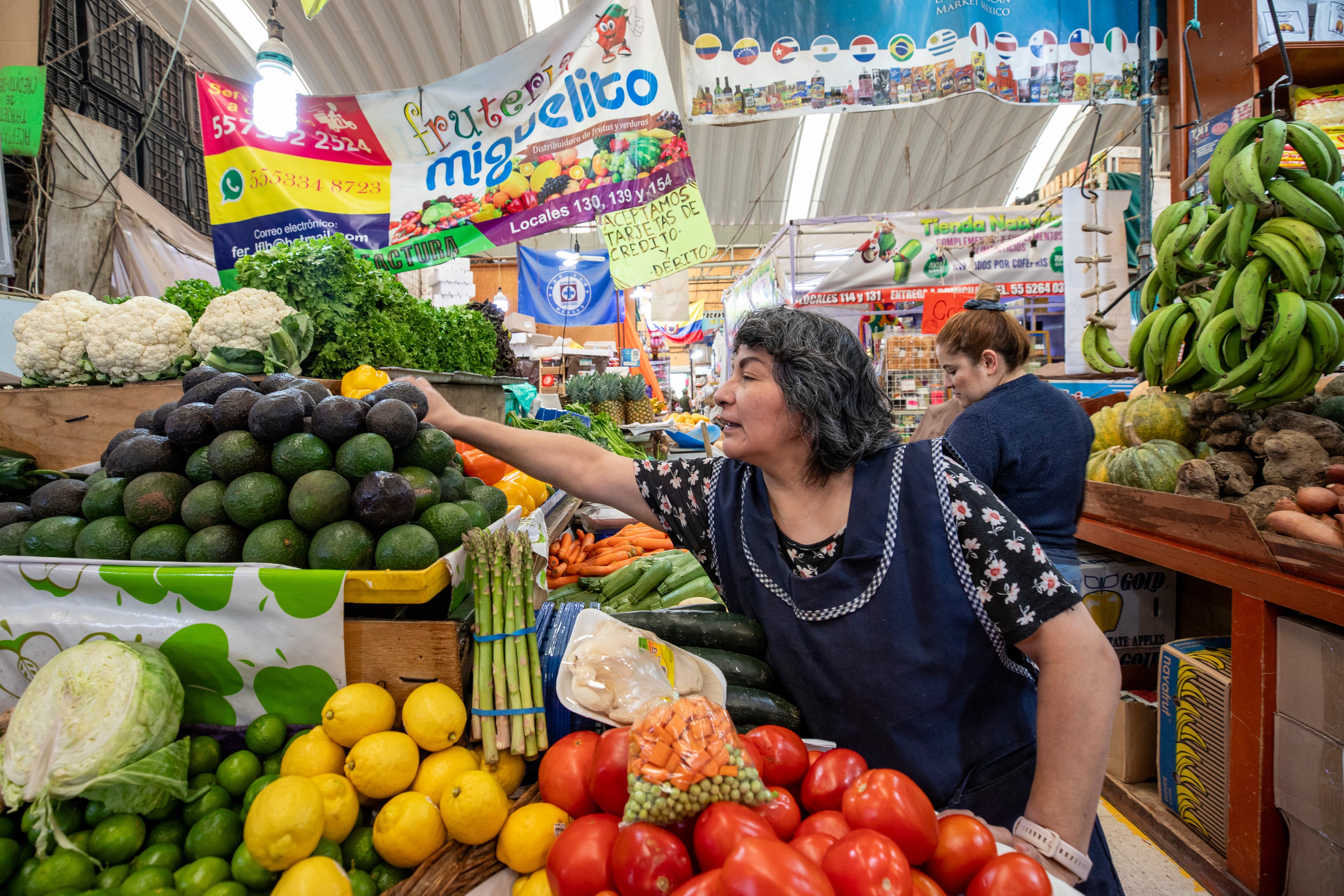 Norma Bautista en su puesto, la frutería Miguelito en el Mercado de Medellín.