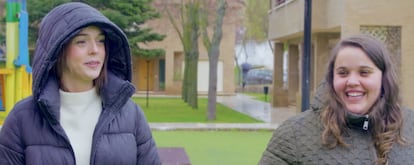 A la izquierda, Lourdes, de 24 años, con su hermana Mari, de 28, a la derecha.