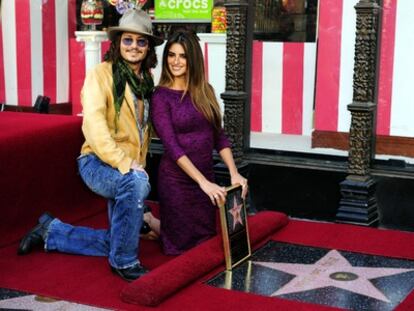 La actriz española Penélope Cruz posa junto a su estrella del Paseo de la Fama de Hollywood.