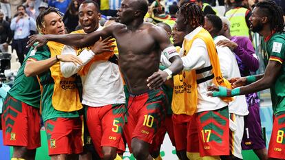 Lusail (Qatar), 02/12/2022.- Players of Cameroon celebrate the 1-0 goal by Vincent Aboubaker during the FIFA World Cup 2022 group G soccer match between Cameroon and Brazil at Lusail Stadium in Lusail, Qatar, 02 December 2022. (Mundial de Fútbol, Brasil, Camerún, Estados Unidos, Catar) EFE/EPA/Ali Haider
