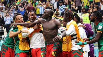Lusail (Qatar), 02/12/2022.- Players of Cameroon celebrate the 1-0 goal by Vincent Aboubaker during the FIFA World Cup 2022 group G soccer match between Cameroon and Brazil at Lusail Stadium in Lusail, Qatar, 02 December 2022. (Mundial de Fútbol, Brasil, Camerún, Estados Unidos, Catar) EFE/EPA/Ali Haider