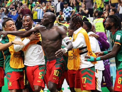 Lusail (Qatar), 02/12/2022.- Players of Cameroon celebrate the 1-0 goal by Vincent Aboubaker during the FIFA World Cup 2022 group G soccer match between Cameroon and Brazil at Lusail Stadium in Lusail, Qatar, 02 December 2022. (Mundial de Fútbol, Brasil, Camerún, Estados Unidos, Catar) EFE/EPA/Ali Haider
