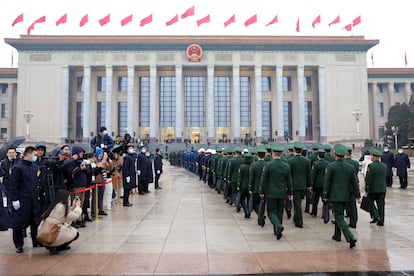Los delegados militares llegan a la sesión inaugural del Congreso Nacional del Pueblo en el Gran Salón del Pueblo, este lunes en Pekín.