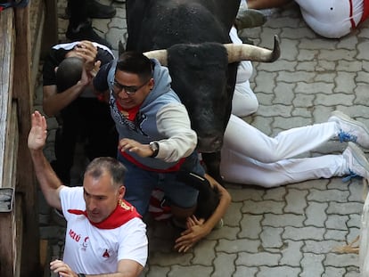 PAMPLONA, 14/07/2023.- Los legendarios toros de la ganadería Eduardo Miura en el tramo final que desemboca en el callejón de la Plaza de Toros de Pamplona este viernes, durante el octavo y último encierro de sanfermines. J.P. Urdiroz/EFE
