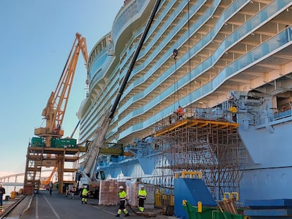 Trabajos de reparación del barco "Allure of the Seas", de Royal Caribbean, que permanecerá 42 días en el astillero de Cádiz hasta el 7 de abril.