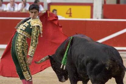 Miguel Ángel Perera, en su primer toro.