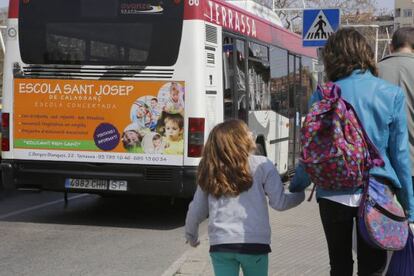 Un autobús de Terrassa, amb un anunci d'una escola concertada.