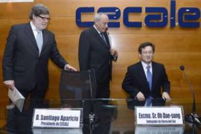 El presidente de CECALE, Santiago Aparicio (i), junto al embajador de Corea del Sur, Oh Dae-Sung (d), y el presidente del Consejo Regional de Cámaras de Comercio de Castilla y León, Fernando Escobillas (c), a su llegada al encuentro empresarial celebrado hoy en Valladolid para ver las oportunidades de inversión de este país asiático en la Comunidad.