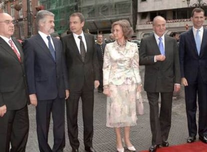 Los Reyes y el Príncipe de Asturias son recibidos por el jefe del Gobierno, José Luis Rodríguez Zapatero y los presidentes del Congreso y del Senado, Manuel Marín  y Javier Rojo, a su llegada  al Congreso de los Diputados para presidir el acto institucional de conmemoración del XXX aniversario de las primeras elecciones democráticas de 1977.