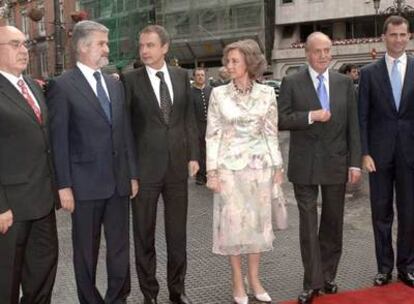 Los Reyes y el Príncipe de Asturias son recibidos por el jefe del Gobierno, José Luis Rodríguez Zapatero y los presidentes del Congreso y del Senado, Manuel Marín y Javier Rojo, a su llegada al Congreso de los Diputados para presidir el acto institucional de conmemoración del XXX aniversario de las primeras elecciones democráticas de 1977.